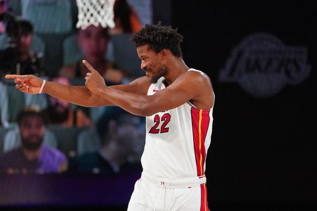 东航乘务员事件引发热议：网友指责与航司反应迟缓